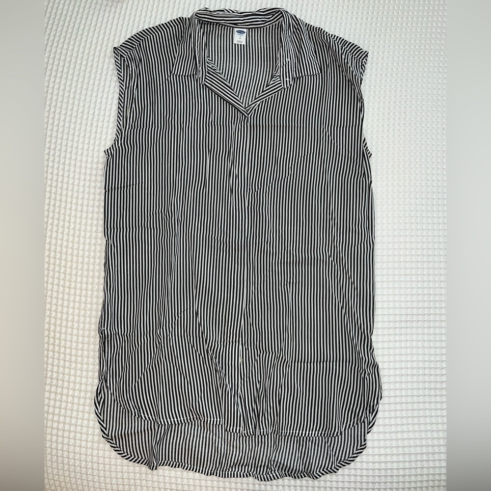 Old Navy Black & White Striped Button-Down Blouse - Small